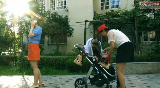 《<em>憨哥与逗妹</em>哑剧版》公共场合踩到口香糖后该