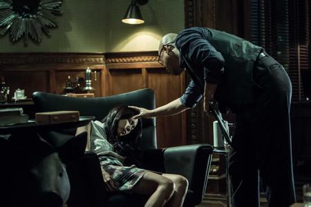 电影《催眠大师》中,心理学专家将病人催眠.